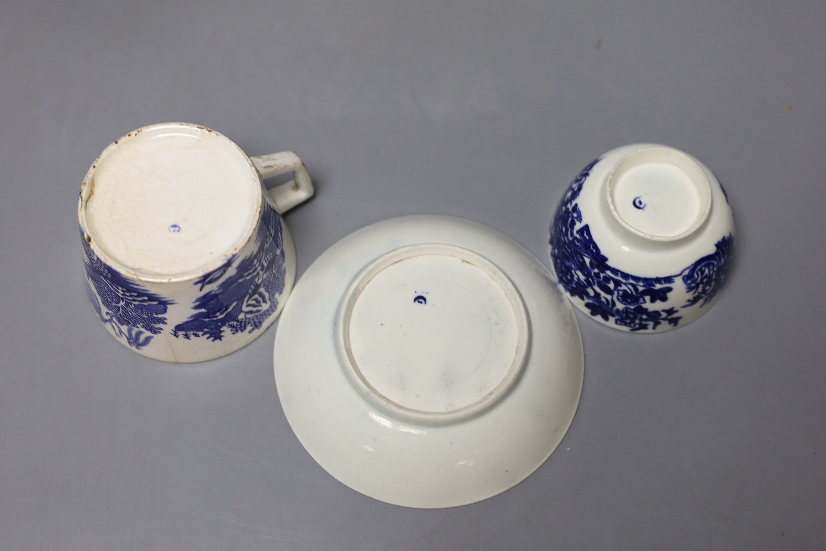 A collection of early Worcester tea and coffee ware (5)